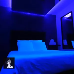 Chambre à coucher avec miroir suspendu - Escapade Coquine