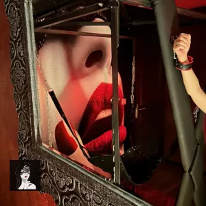 La pièce rouge pleine de surprises - Escapade Coquine